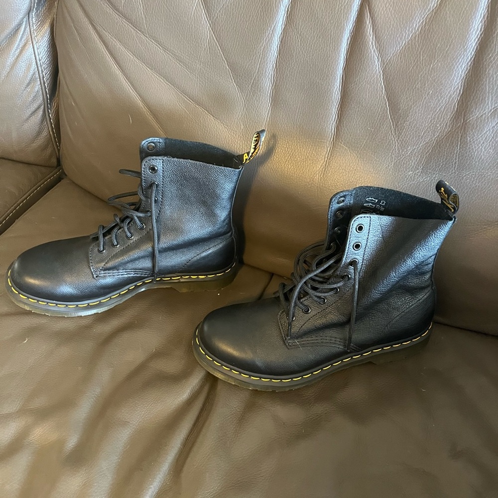 Dr. Martins women’s size 10, like new. Soft Italian leather.